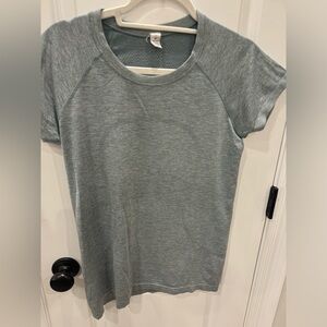 Lululemon swiftly tech short sleeve 
Size 10